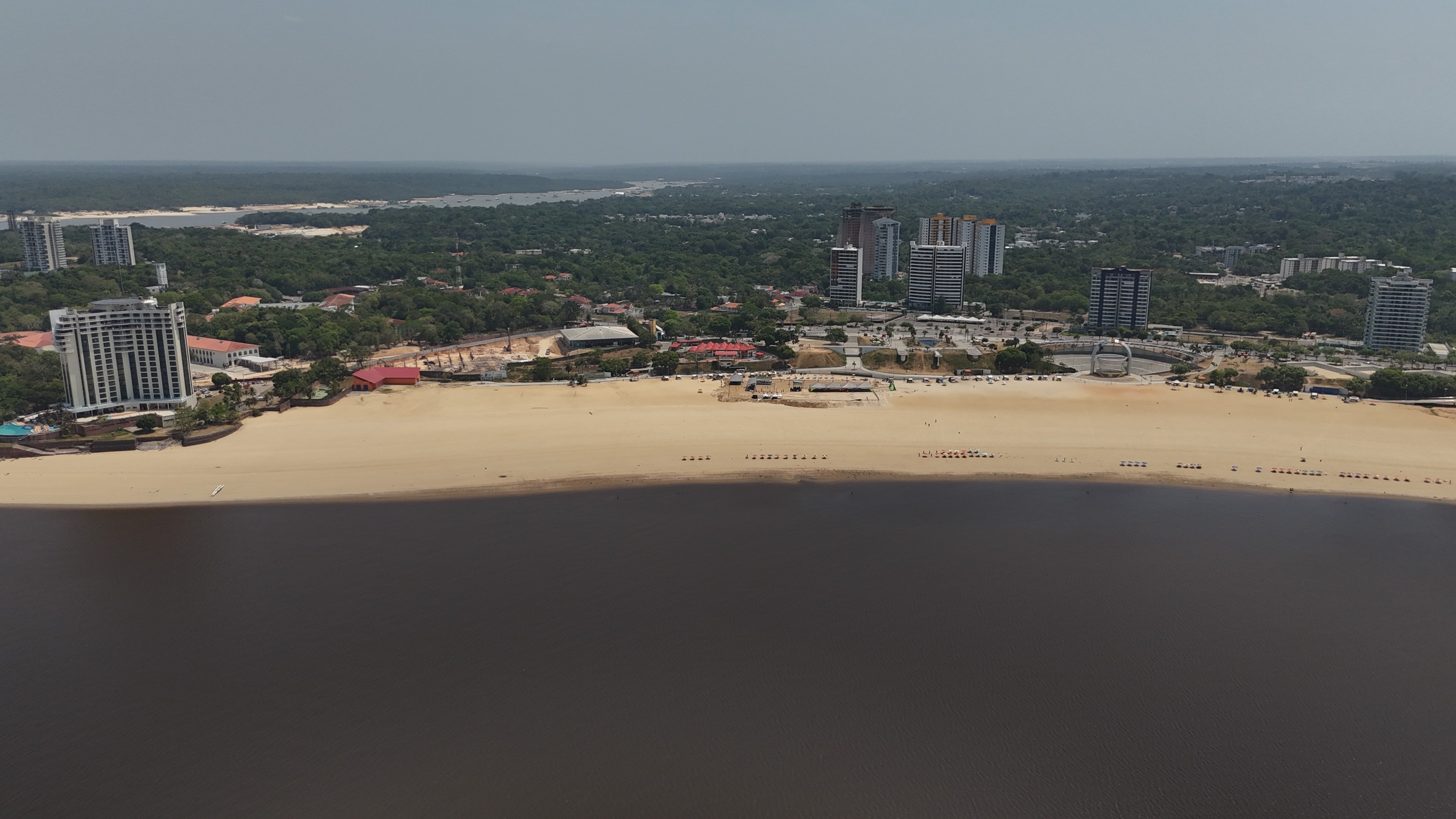 Seca no Amazonas: praia da Ponta Negra é interditada para banhistas em Manaus