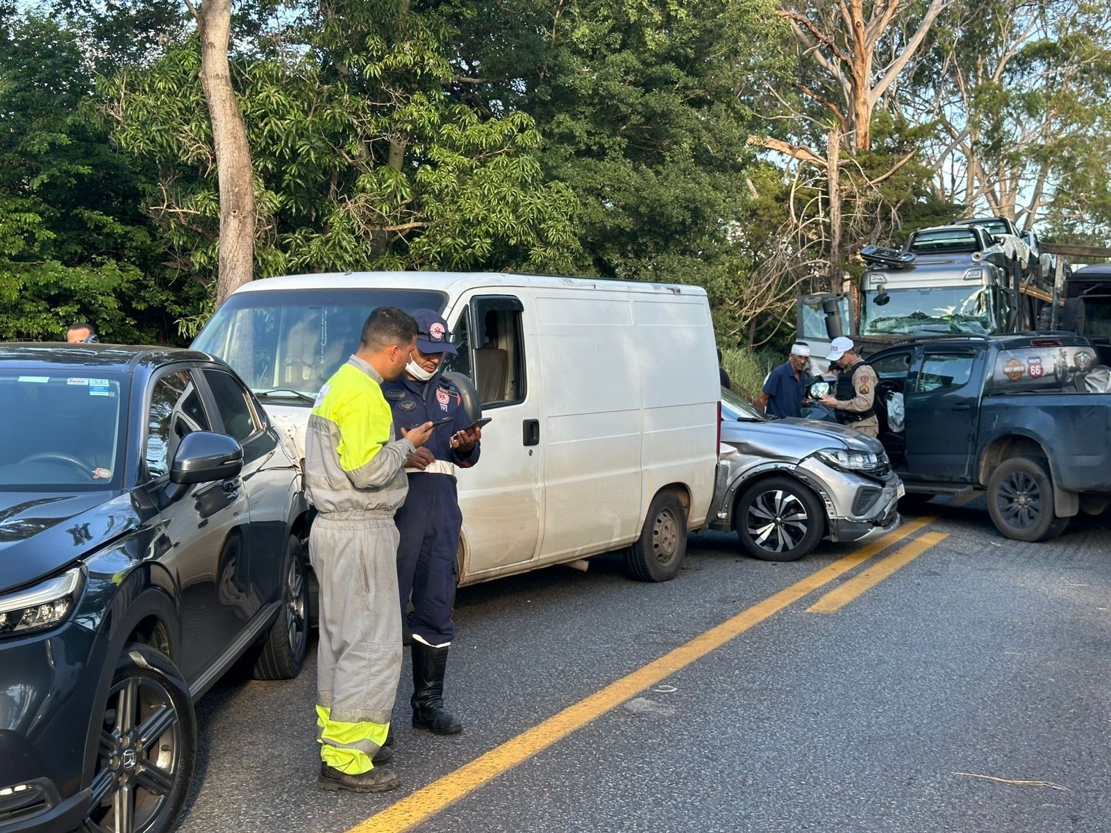Engavetamento com sete veículos deixa 12 feridos e interdita trânsito na MG-050 durante obras