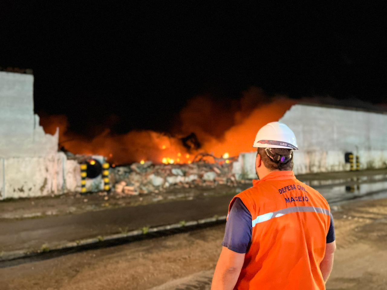 Defesa Civil de Maceió condena e galpão de fábrica que pegou fogo será demolido