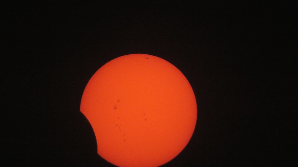 Registro de um eclipse lunar parcial com as manchas solares mais aparentes; foto foi feita pelo astrônomo amador Renato Poltronieiri. — Foto: Renato Poltronieri/Divulgação