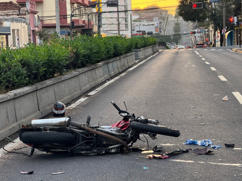 1 de 3
Motociclista ficou gravemente ferido no acidente na Rodrigues Alves em Bauru — Foto: Adriano Baracho/ TV TEM