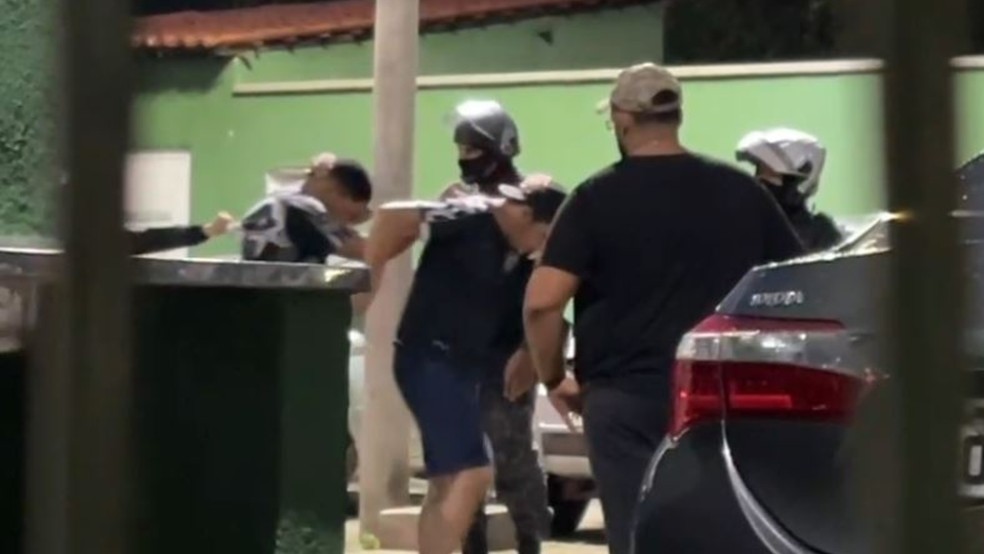 Parte dos detidos em confrontos de torcidas foram levados para a Delegacia de Combate às Ações Criminosas Organizadas (Draco), em Fortaleza. — Foto: Isaac Macêdo/ SVM