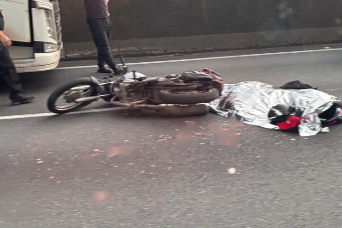 Motociclista morre após ser atropelado por caminhão na rodovia Anchieta