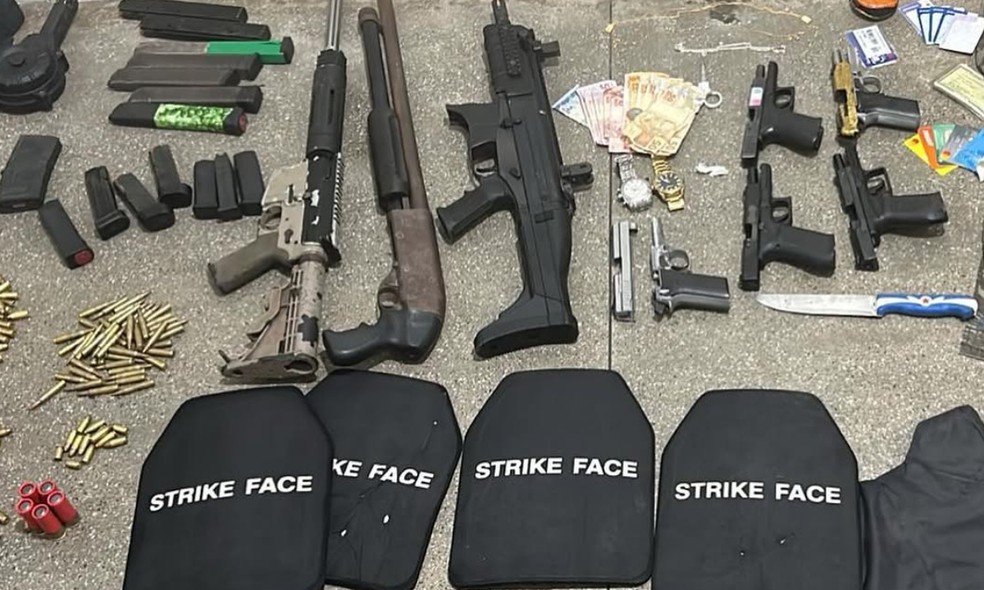 Armas, munições e outros objetos ilícitos foram encontrados com os suspeitos — Foto: Reprodução/Redes Sociais