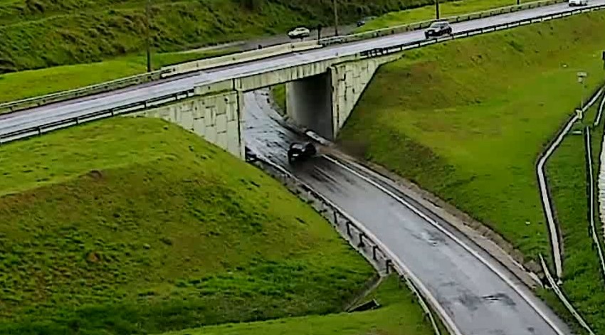 VÍDEO: câmera flagra carro rodando e batendo em rodovia de Campinas