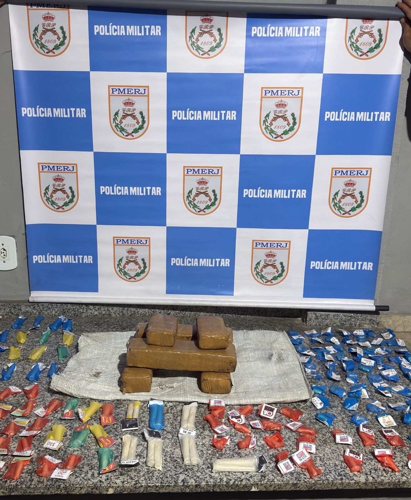 Polícia Militar apreende mais de 5 kg de drogas em Volta Redonda