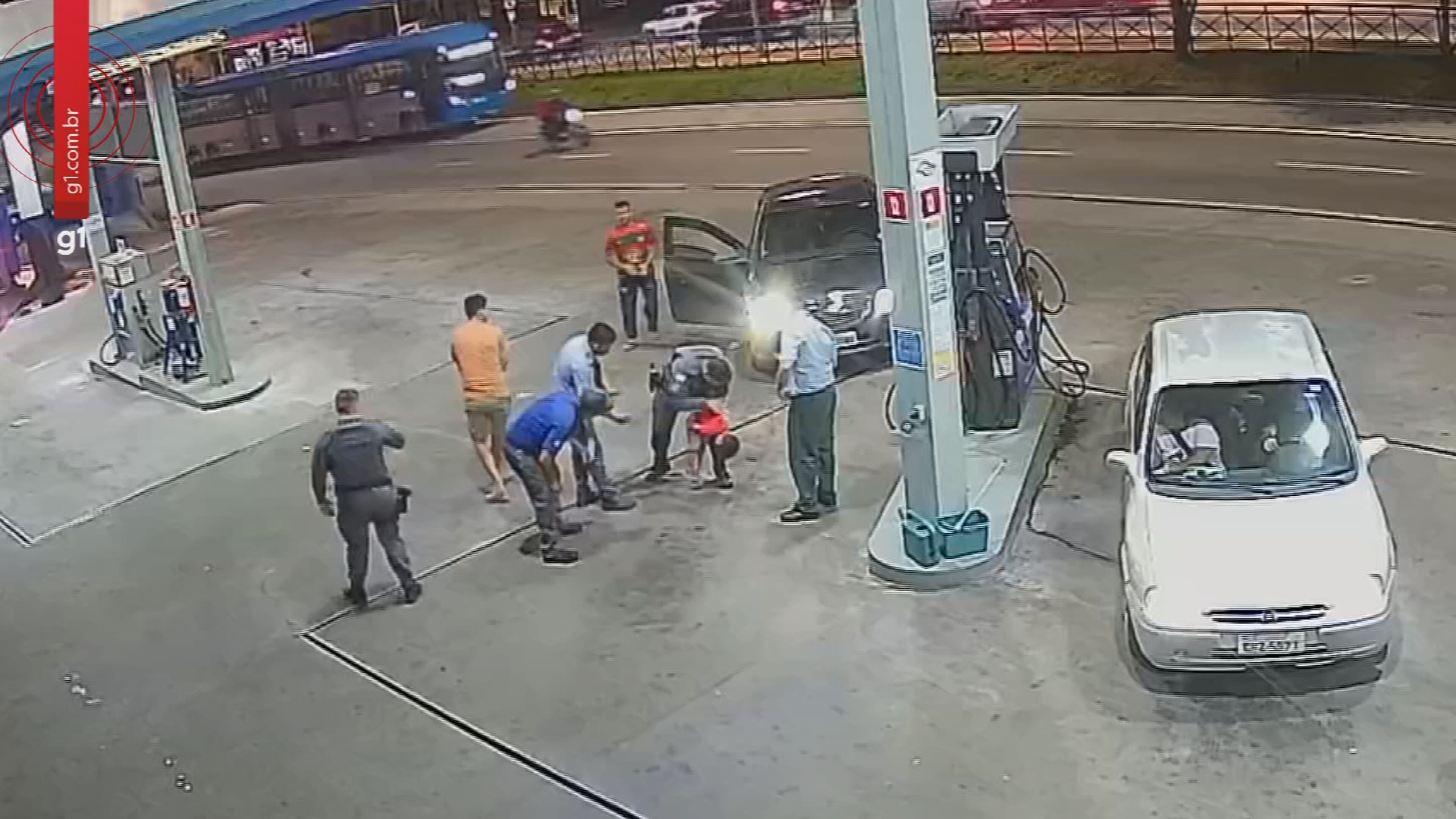 VÍDEO: policiais salvam criança engasgada com pedaço de carne em posto de combustíveis de Sorocaba