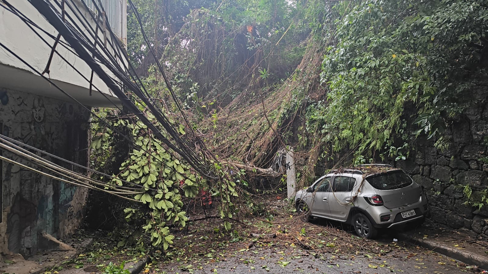 Deslizamento de terra interdita acesso aos morros Chapéu Mangueira e Babilônia, na Zona Sul do Rio