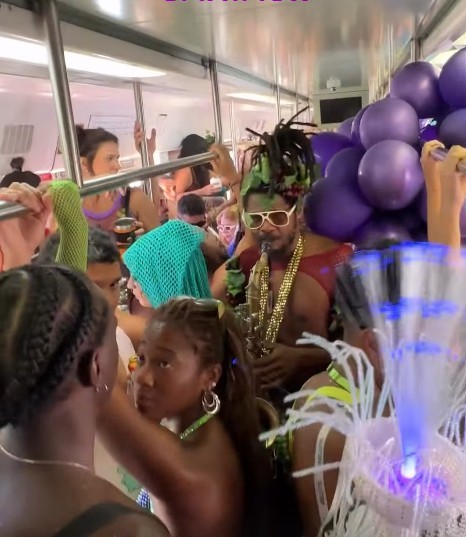 Bloco Caxias Water Planet leva milhares de foliões da Central até a Baixada Fluminense