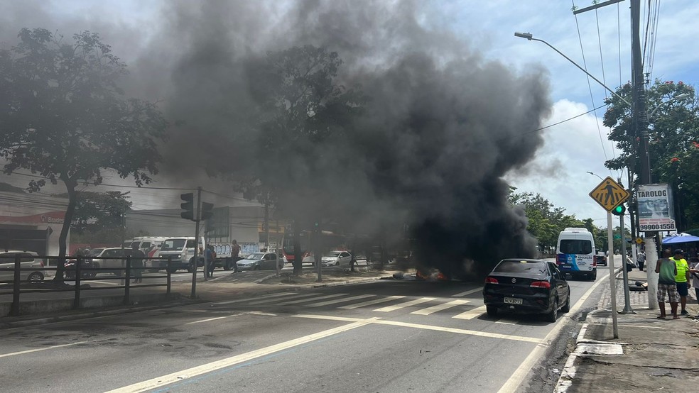 Protesto de ex-funcionários do Hospital Veredas deixa trânsito lento na Av. Fernandes Lima — Foto: Aldo Correia/TV Gazeta