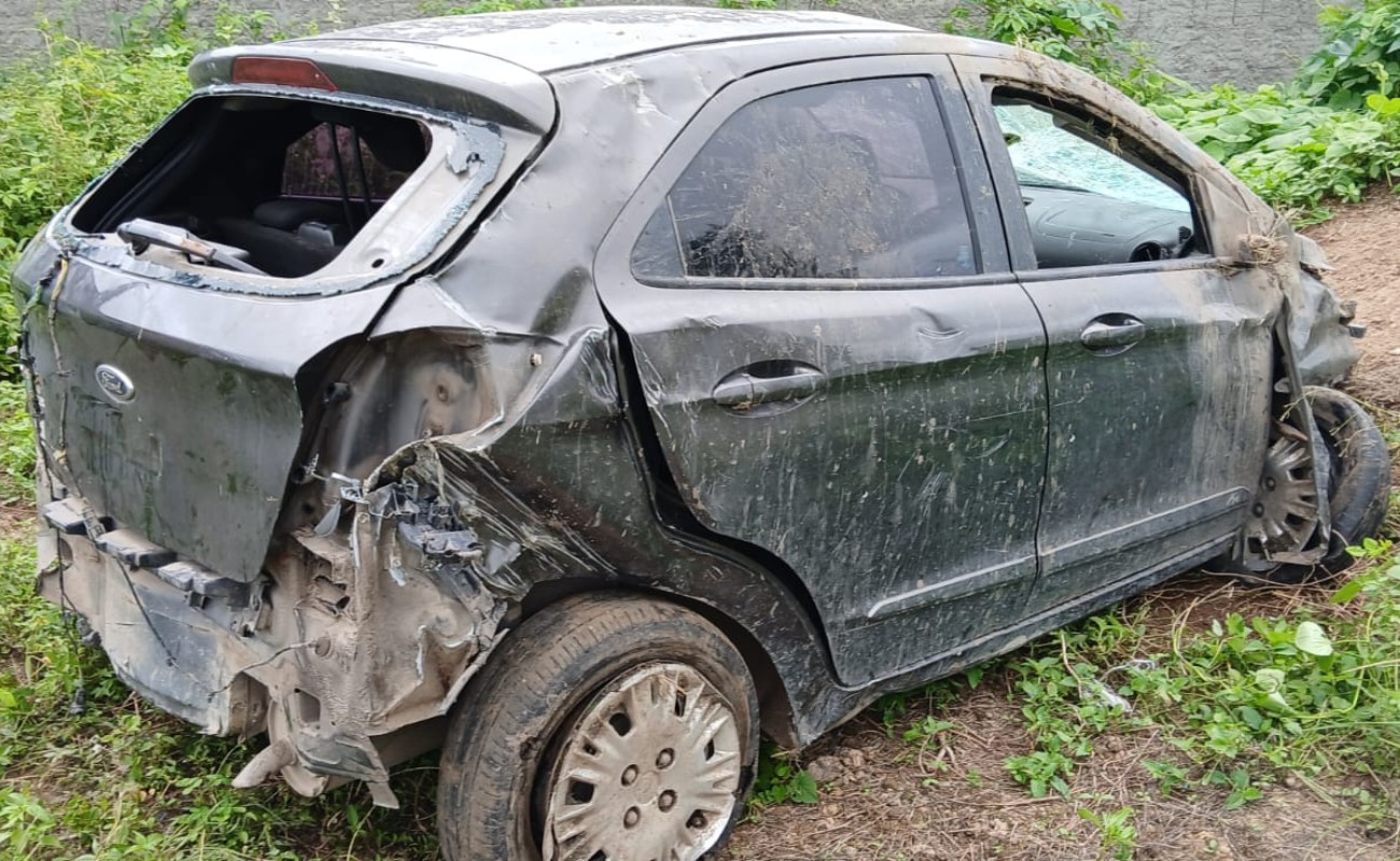PRF persegue por 10 km carro suspeito de roubos de carga e veículo capota; VÍDEO mostra fuga na BR-232