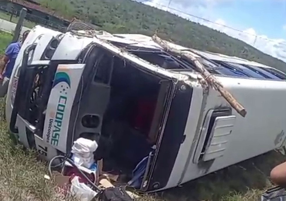 Micro-ônibus capota e deixa feridos em Tobias Barreto — Foto: Reprodução redes sociais
