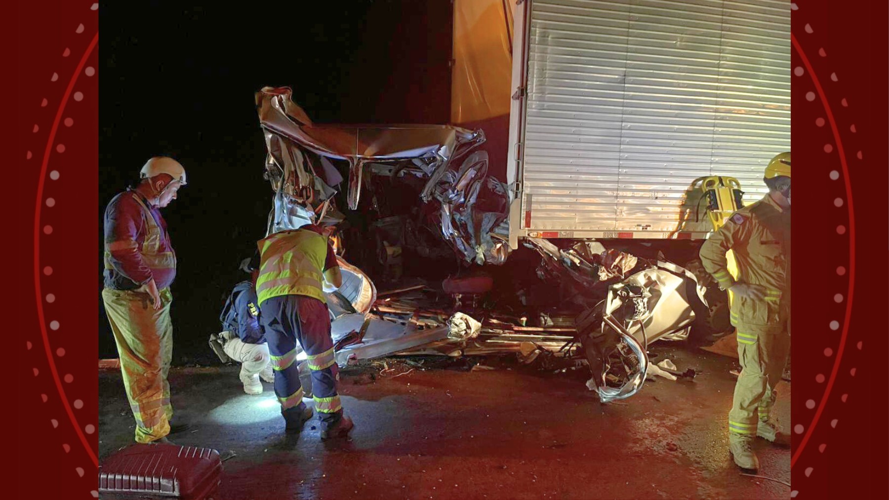 Engavetamento entre quatro caminhões, van e carro mata mulher e interdita serra do Paraná