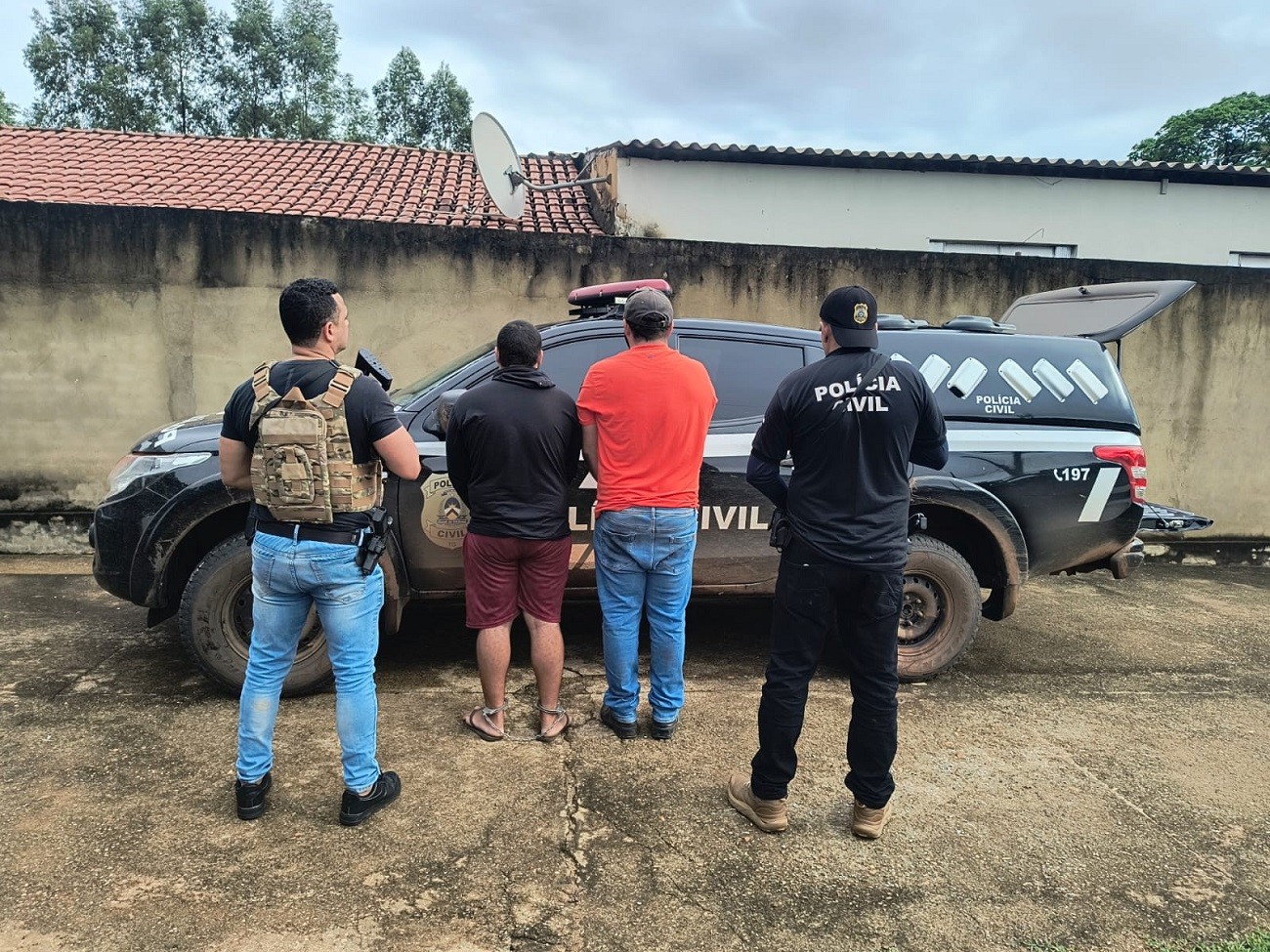 Denúncia de violência doméstica leva à apreensão de armas e prisão de dois homens em Almas