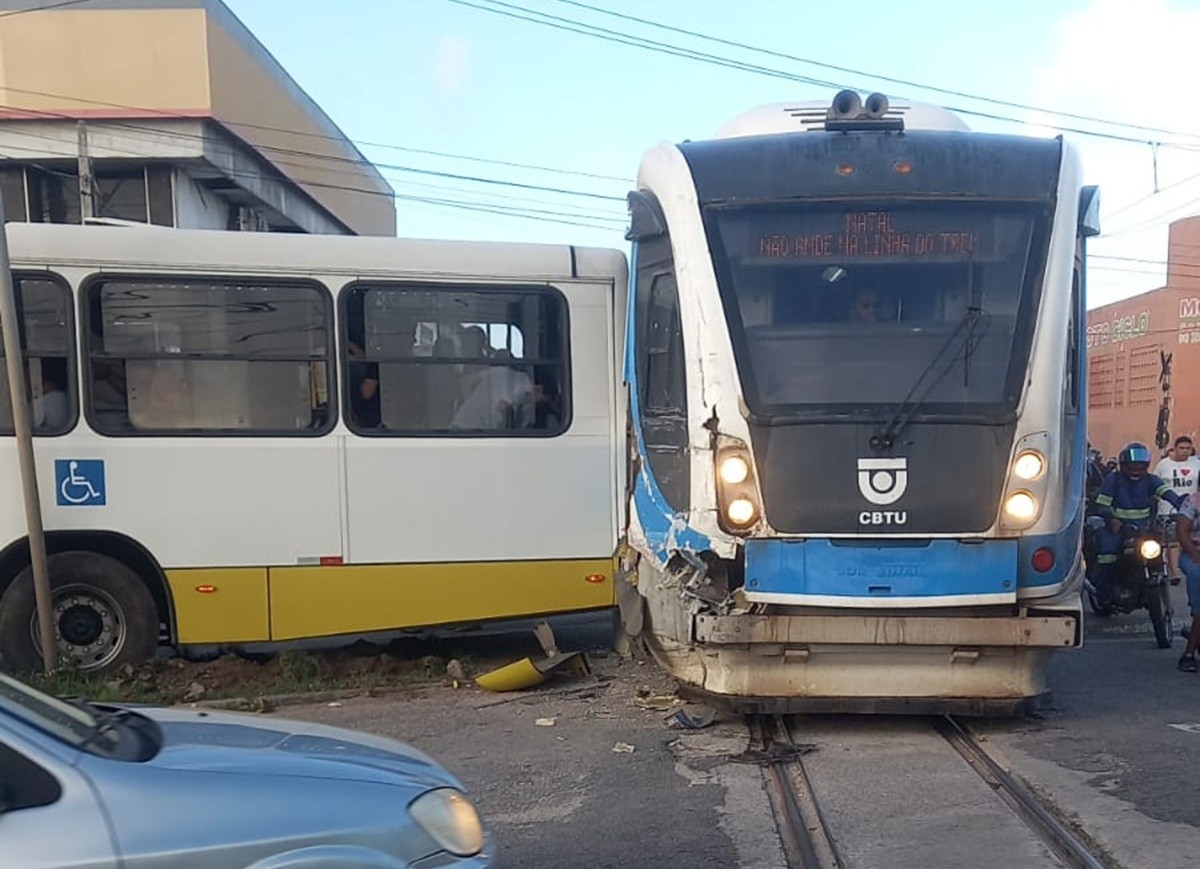 Acidente envolve dois ônibus, trem e ambulância na avenida de Natal