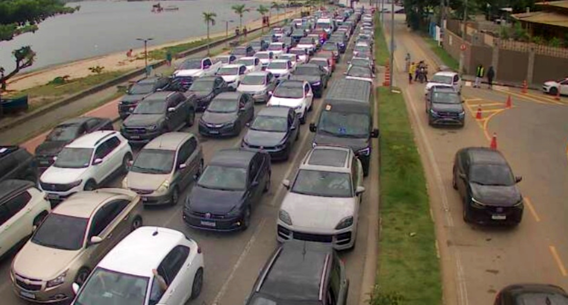 Balsa entre Ilhabela e São Sebastião registra fila de espera de mais de duas horas