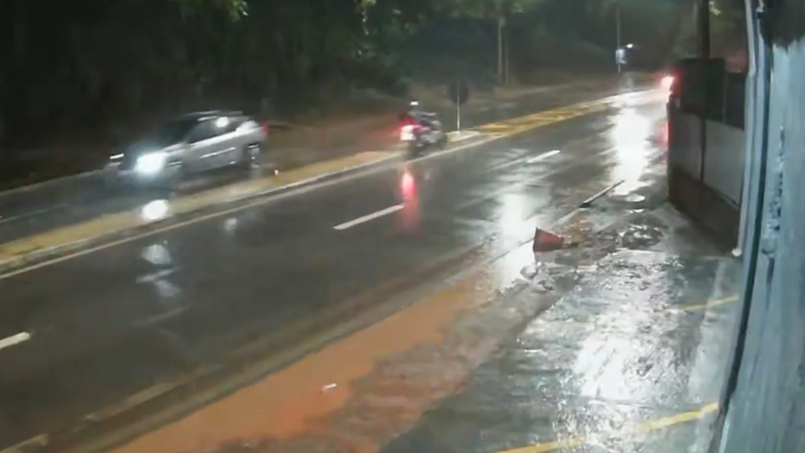 VÍDEO: Motociclista morre após bater contra poste de sinalização na Rodovia Monteiro Lobato, em São José