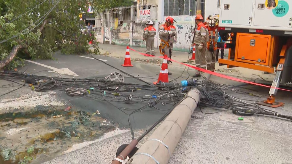 Árvore e poste caíram na Rua Pinto de Figueiredo, na Tijuca, na Zona Norte do Rio — Foto: Reprodução/ TV Globo