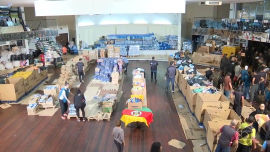 Toneladas de doações chegam ao RS e desafio é entregá-las a quem precisa sem que haja desperdício - Programa: Jornal Nacional 