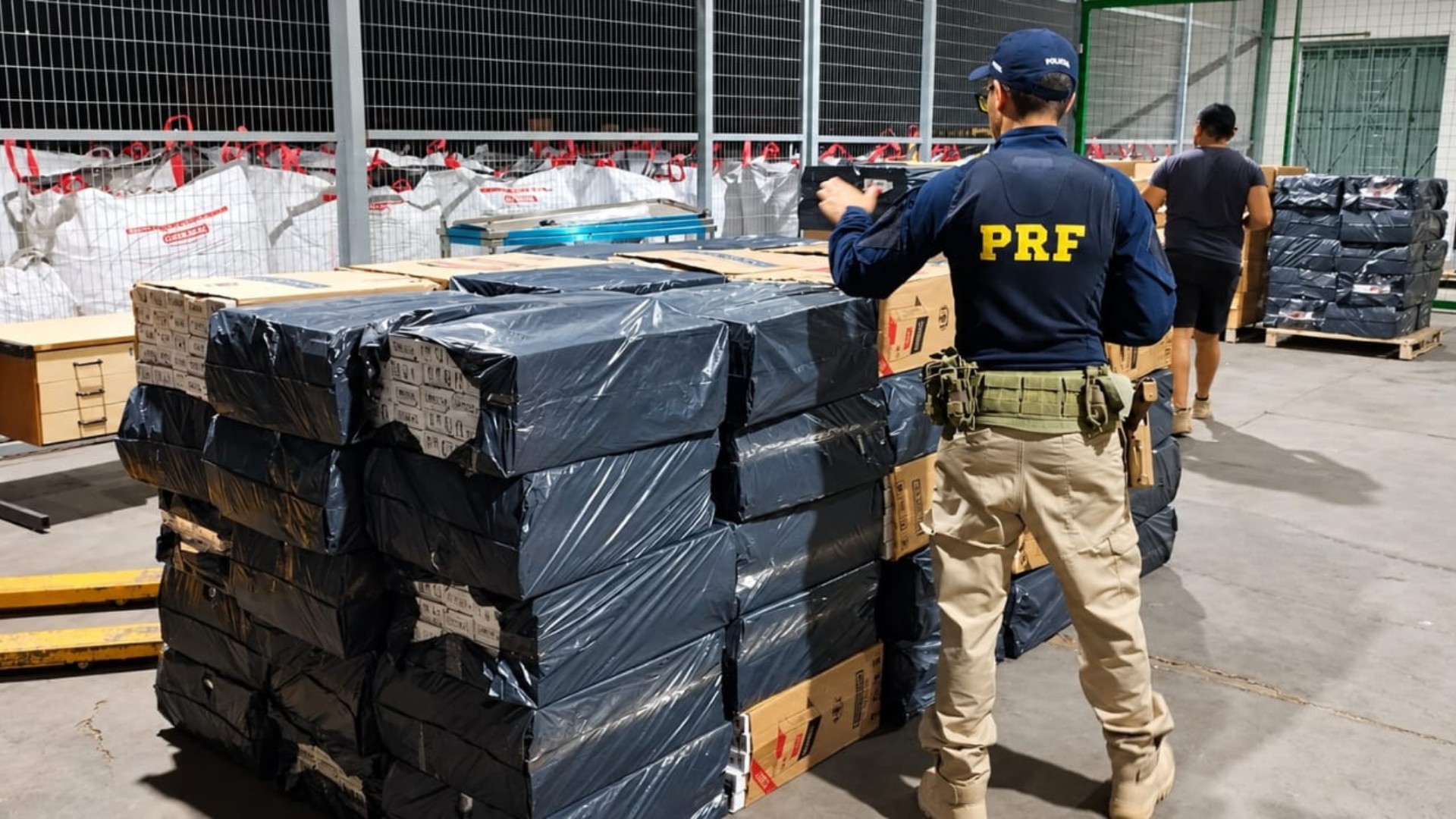 Motorista é preso com mais de 100 mil maços de cigarros contrabandeados do Paraguai na BR-262, em Uberaba
