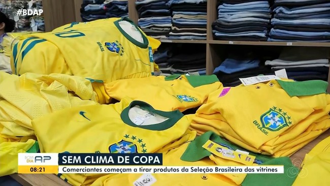 Comerciantes começam a tirar produtos da Seleção Brasileira das vitrines