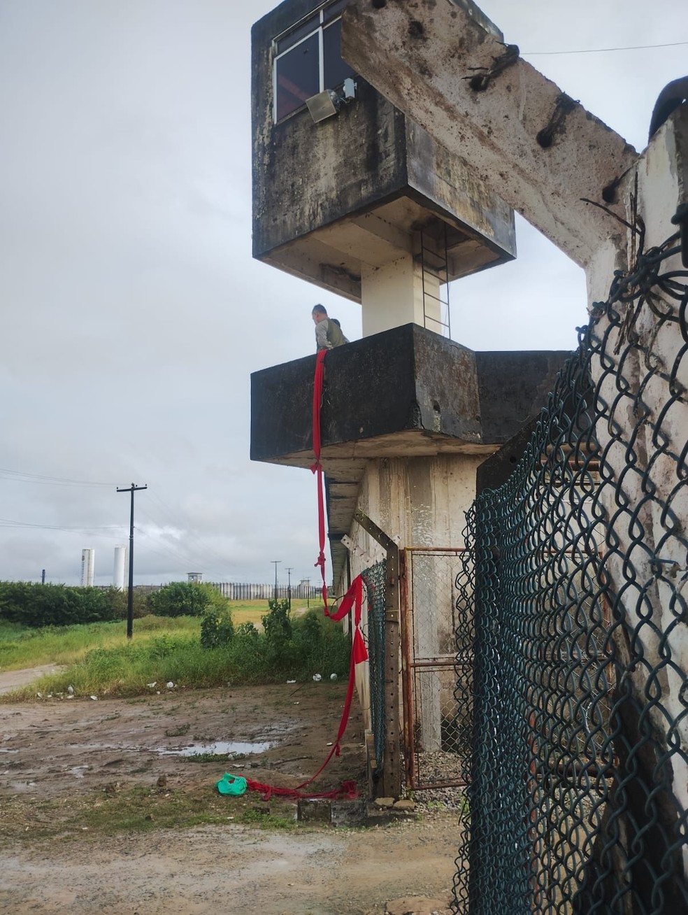Presos fogem de presídio em Maceió usando corda improvisada — Foto: Arquivo pessoal