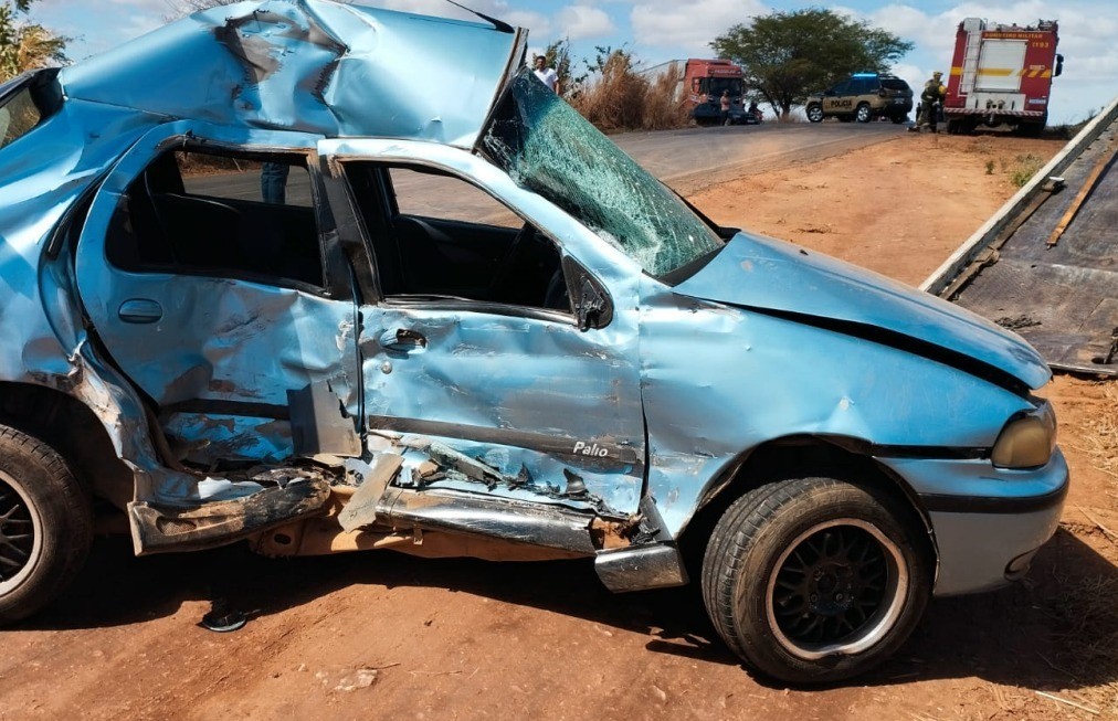 Mulher morre e irmã dela fica ferida enquanto seguiam de carro para vender pães na feira em MG