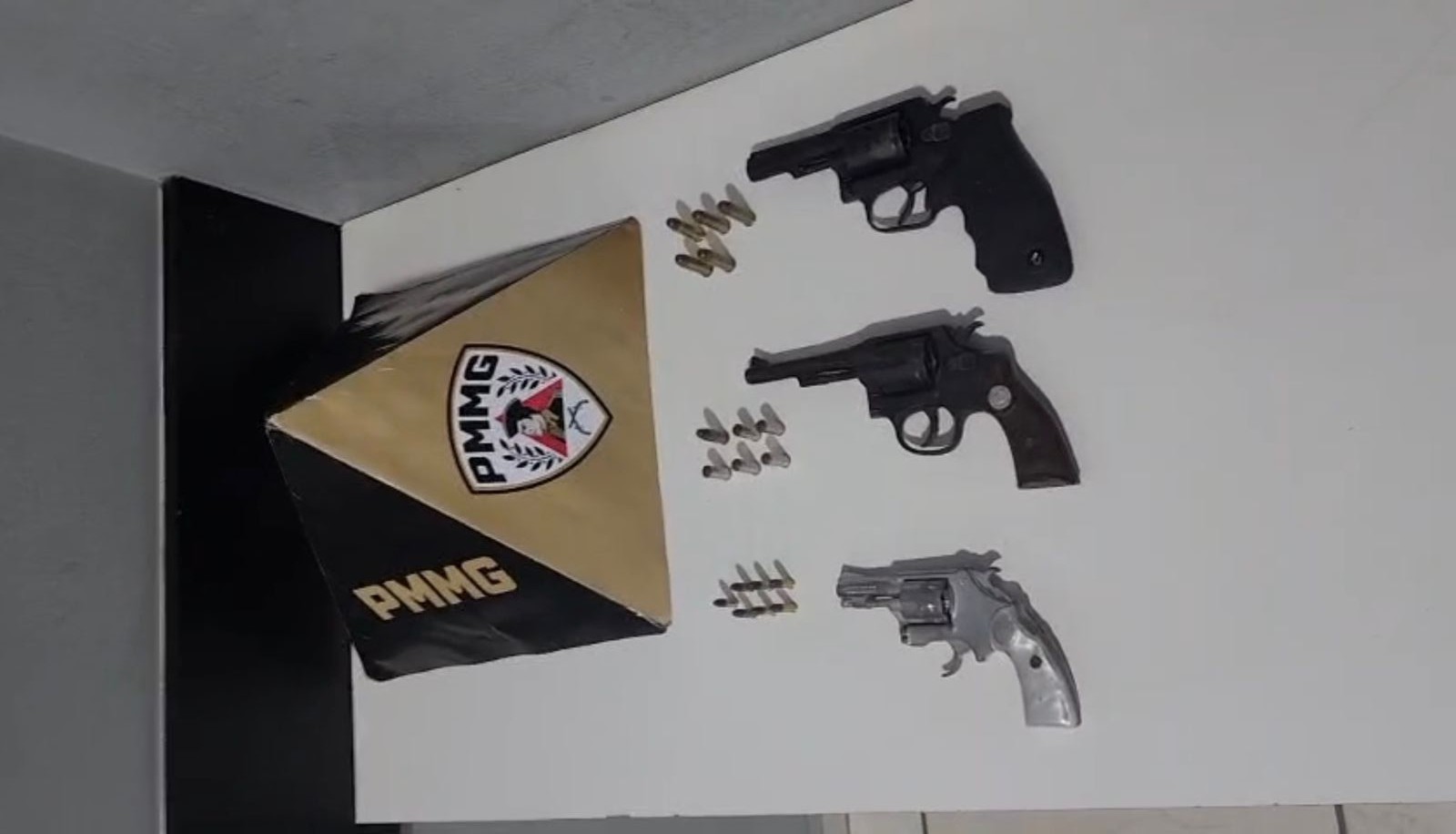 Após relatos de tiros, homem é flagrado armado, de roupa íntima, ouvindo som alto e bebendo em MG