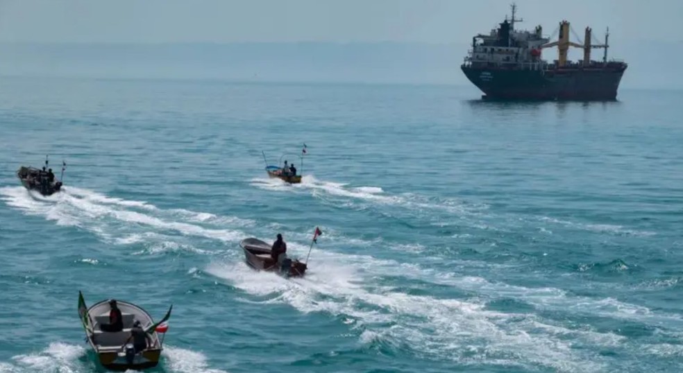 Pequenos barcos de ataque rápido integram as defesas do Irã — Foto: NurPhoto via Getty Images/BBC