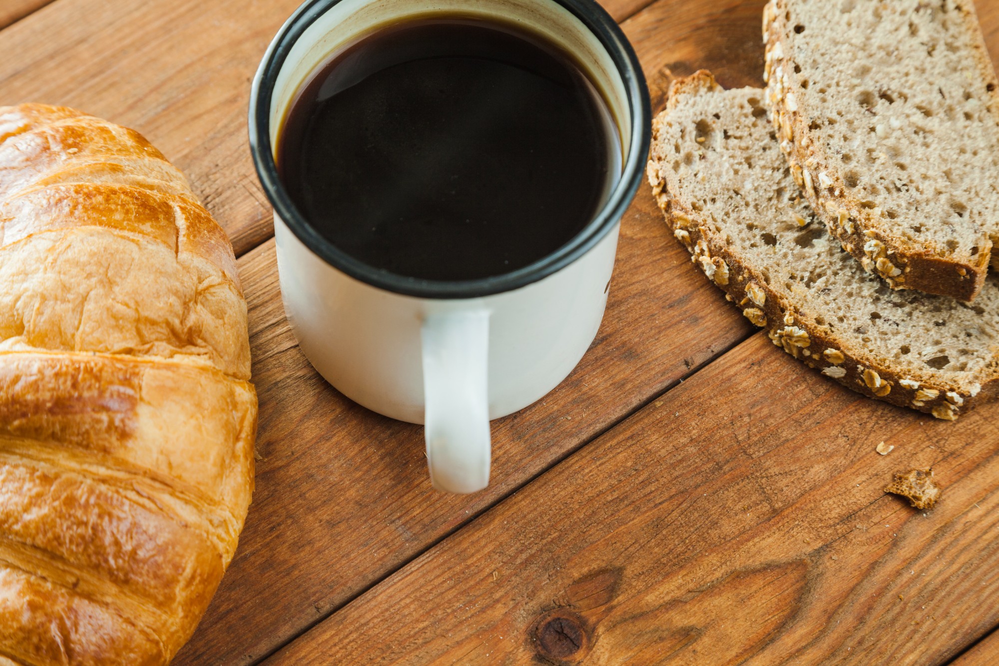 Beber café pela manhã pode reduzir risco de morte por doenças cardiovasculares, mostra estudo