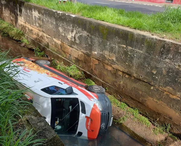 V deo mostra queda de van desgovernada em c rrego na zona