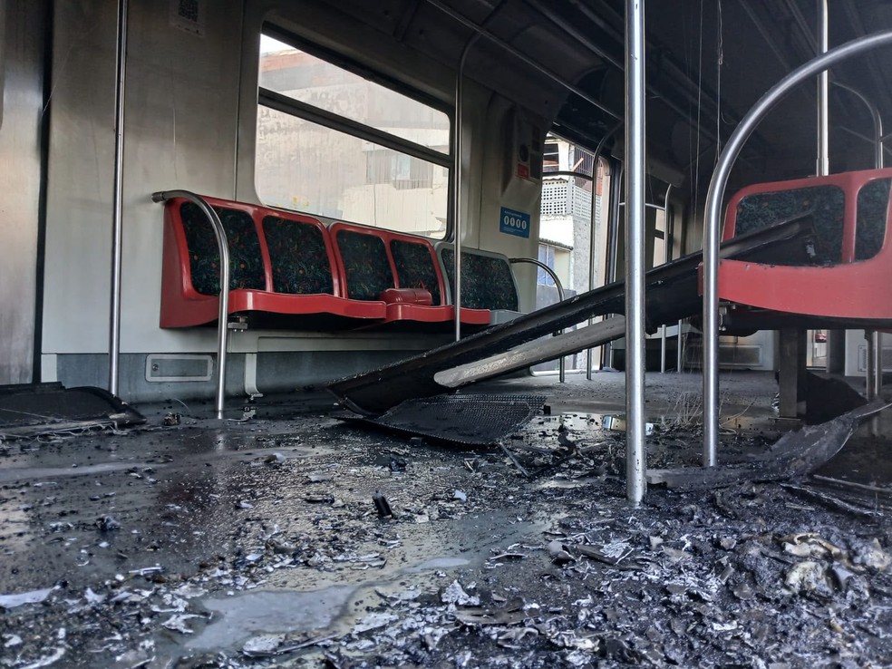 Trem fica carbonizado por dentro depois de explos&atilde;o registrada na Linha 12-Safira da Trivia Trens nesta quinta-feira (23). &mdash; Foto: Reprodu&ccedil;&atilde;o/TV Globo