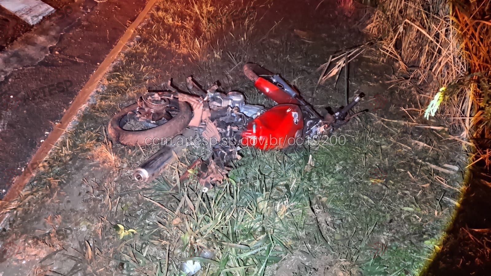 Carro atinge duas motos, mata quatro jovens e motorista foge no interior de SP