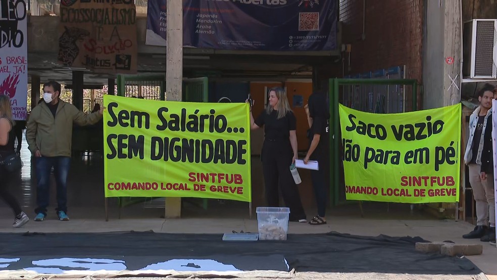 Técnicos da UnB fazem ato na volta às aulas; categoria está de greve desde março — Foto: TV Globo