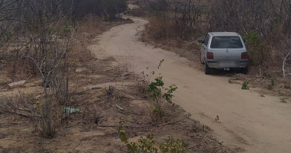 Carro roubado foi encontrado no dia seguinte abandonado em estrada na zona rural de Miraíma — Foto: Reprodução