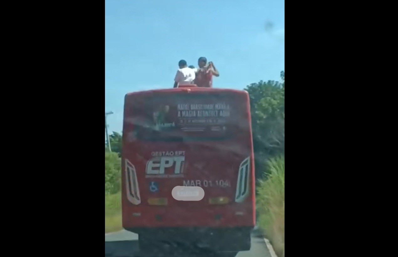 Passageiros são flagrados sentados no teto de ônibus a caminho de Ponta Negra, em Maricá
