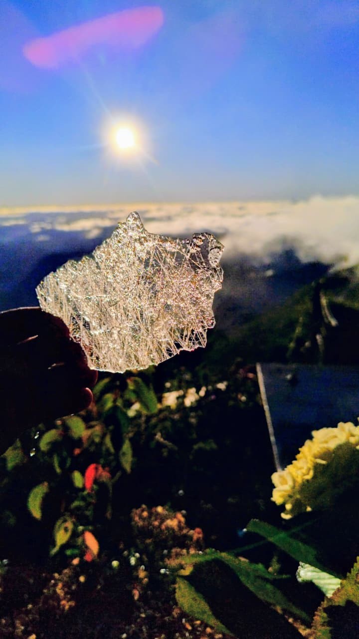 Observatório do Pico do Caledônia, em Nova Friburgo, amanhece com placas de gelo