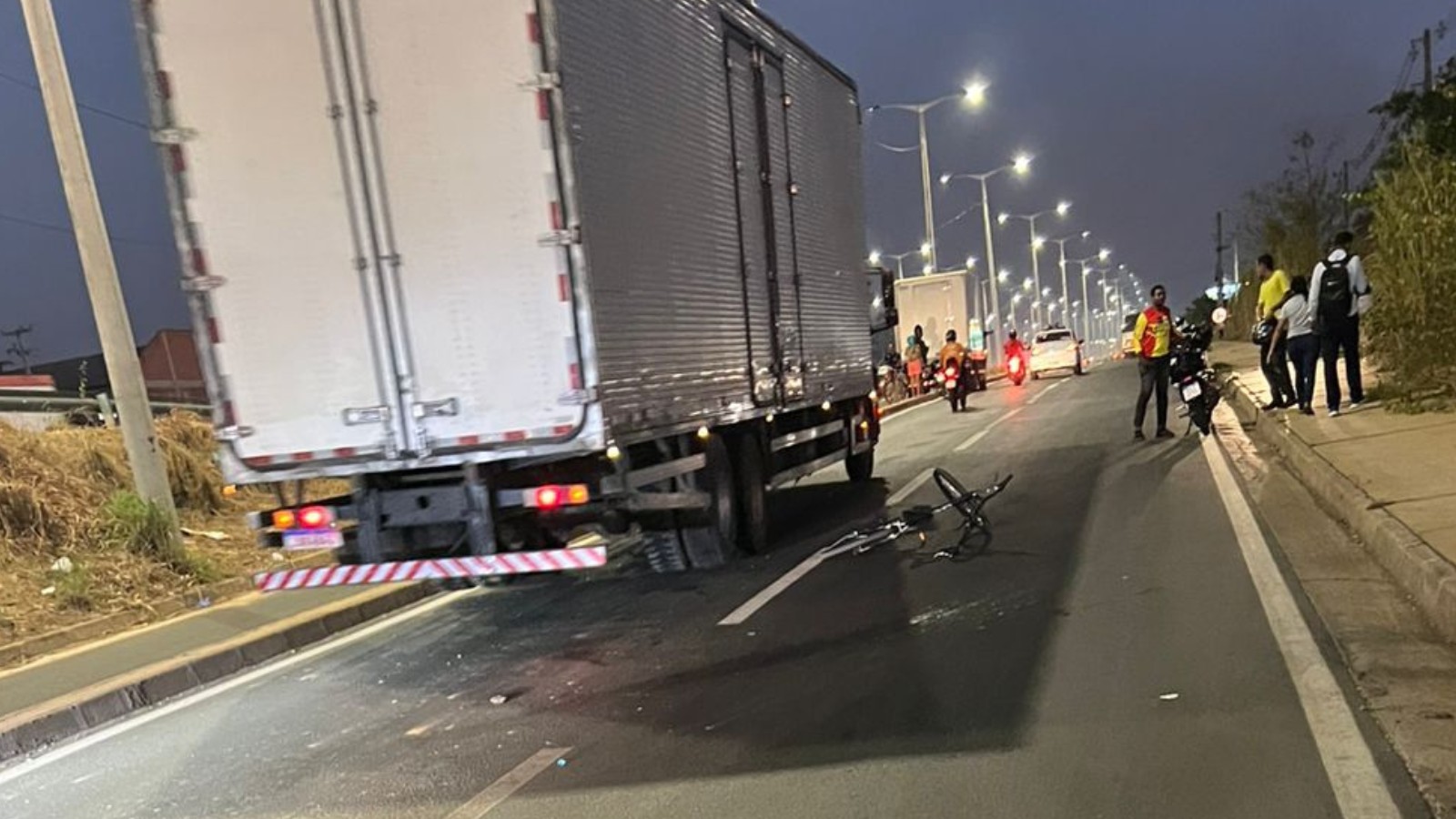 Ciclista de 18 anos morre após ser atropelada por caminhão na BR-316, em Teresina