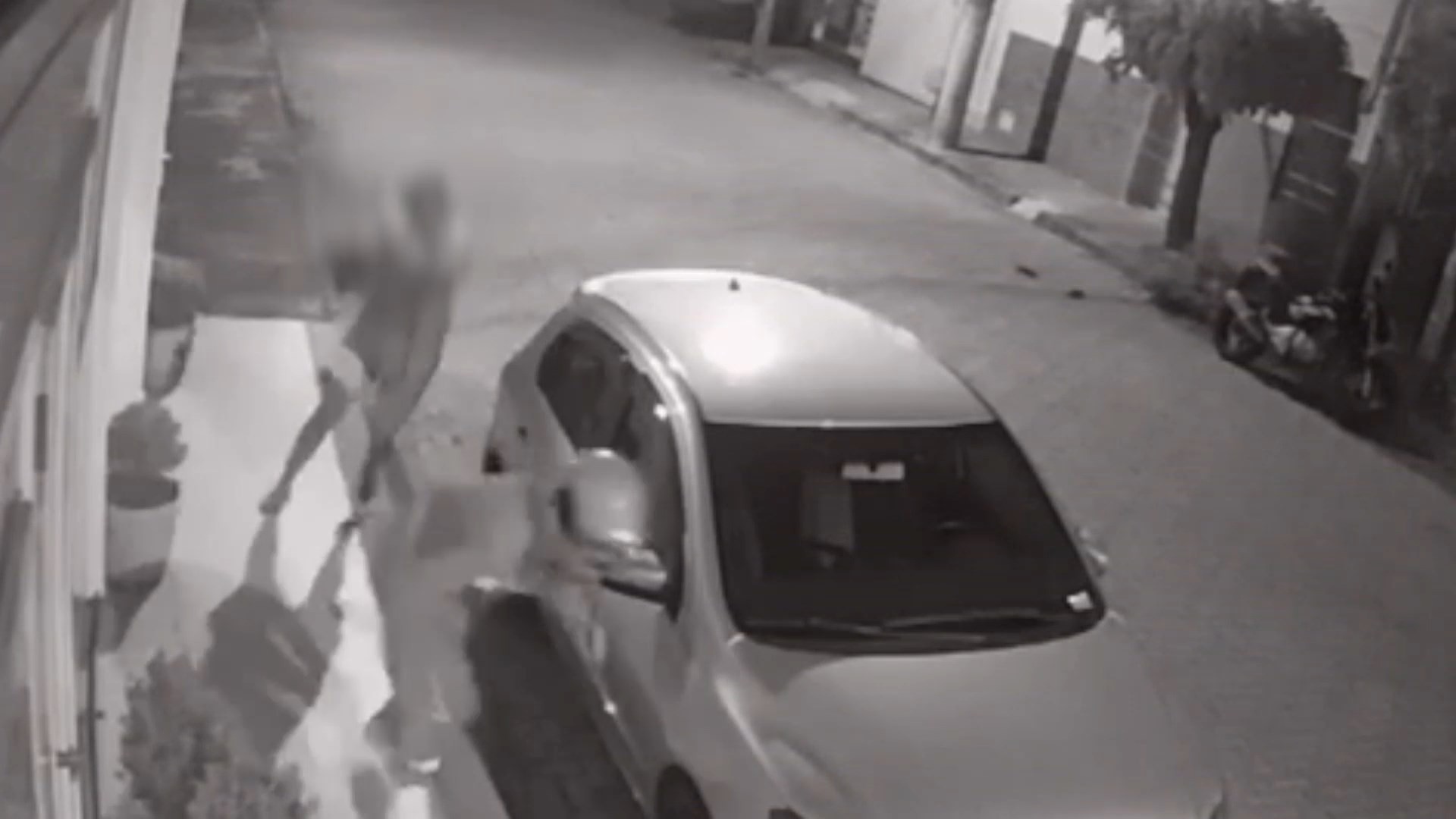VÍDEO: adolescente atira em jovem por engano, se entrega à polícia e é liberado no ES; horas depois, é apreendido por tráfico de drogas