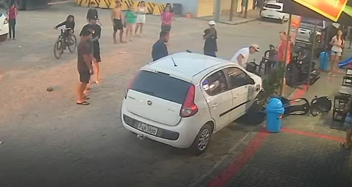 VÍDEO: motorista bêbada e sem habilitação atropela cinco pessoas após perder a direção do carro, no ES
