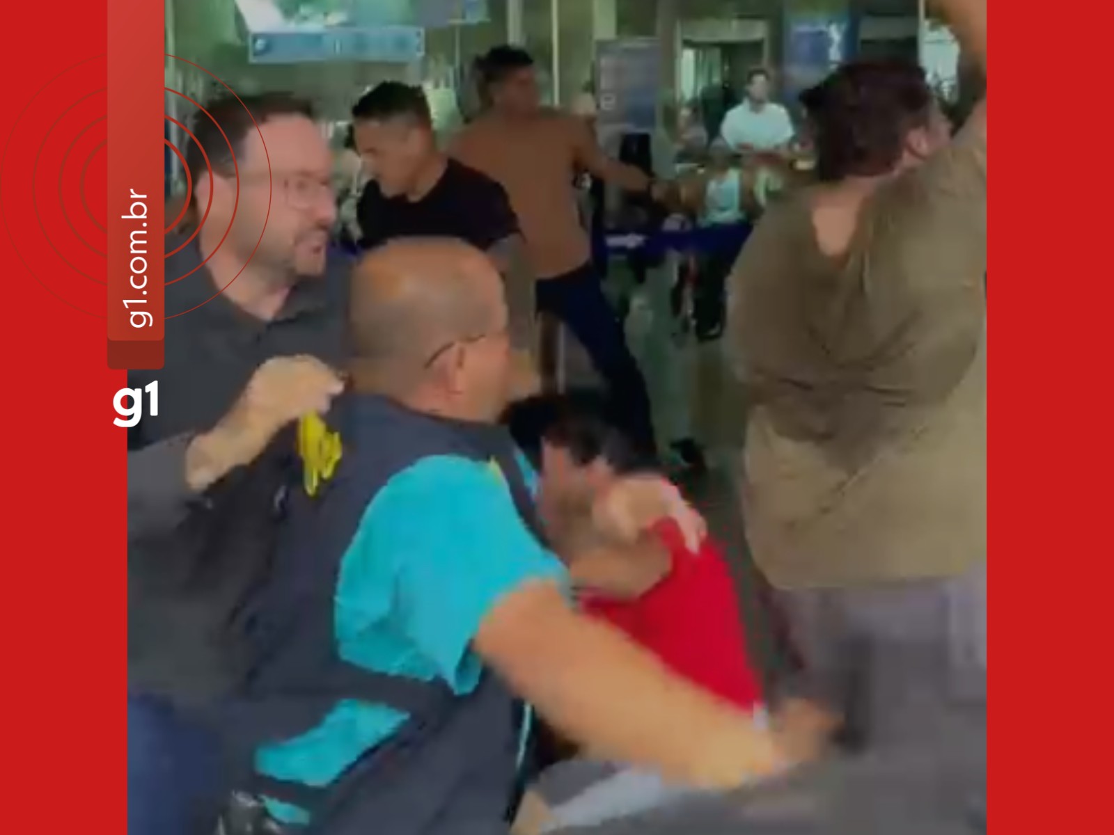 Students and city employees exchange aggression during a bus protest in Rio Branco; VIDEO