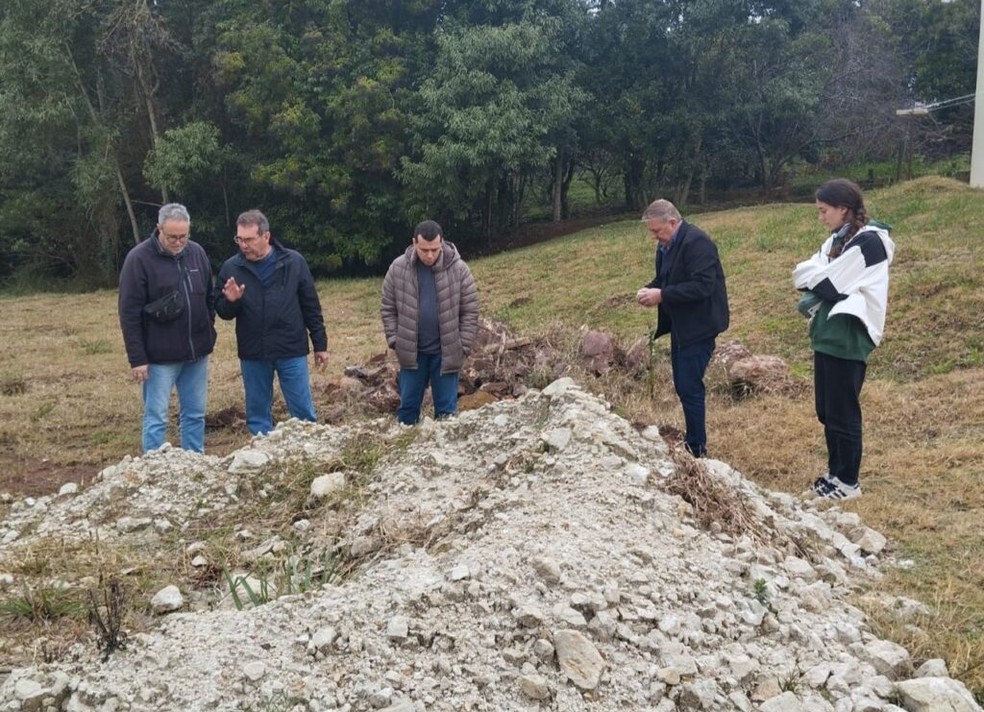 Ge�logo �lvaro Penteado Cr�sta e pesquisadores italianos em visita � cidade para estudos sobre o Domo do Varge�o � Foto: Prefeitura de Varg�o/Divulga��o