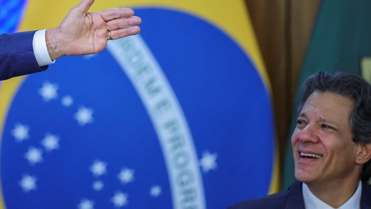Brasil está sendo sancionado pelos EUA 'por ser mais democrático que o seu agressor', diz Haddad - Ministro da Fazenda deu a declaração durante anúncio do governo de medidas de resposta ao tarifaço de Donald Trump. Para Haddad, retaliação política e econômica é 'injustificável'.