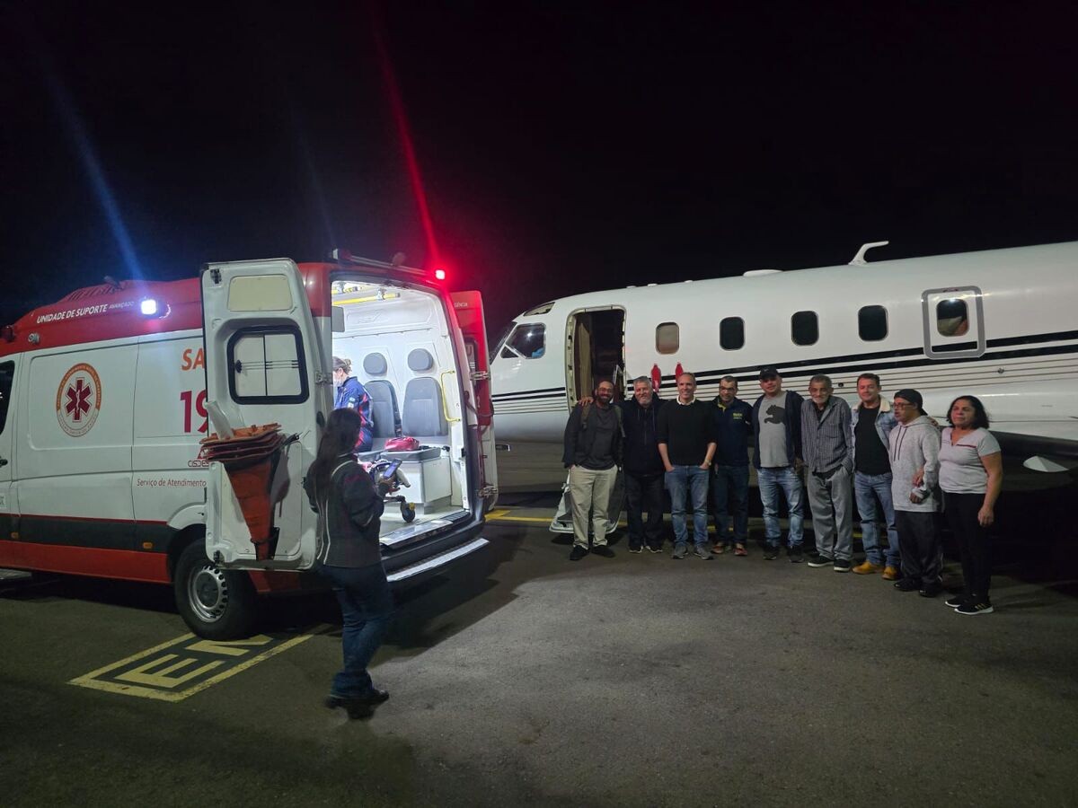 Brasileira que estava em estado vegetativo nos EUA volta ao Brasil em UTI aérea bancada por grupo de amigos