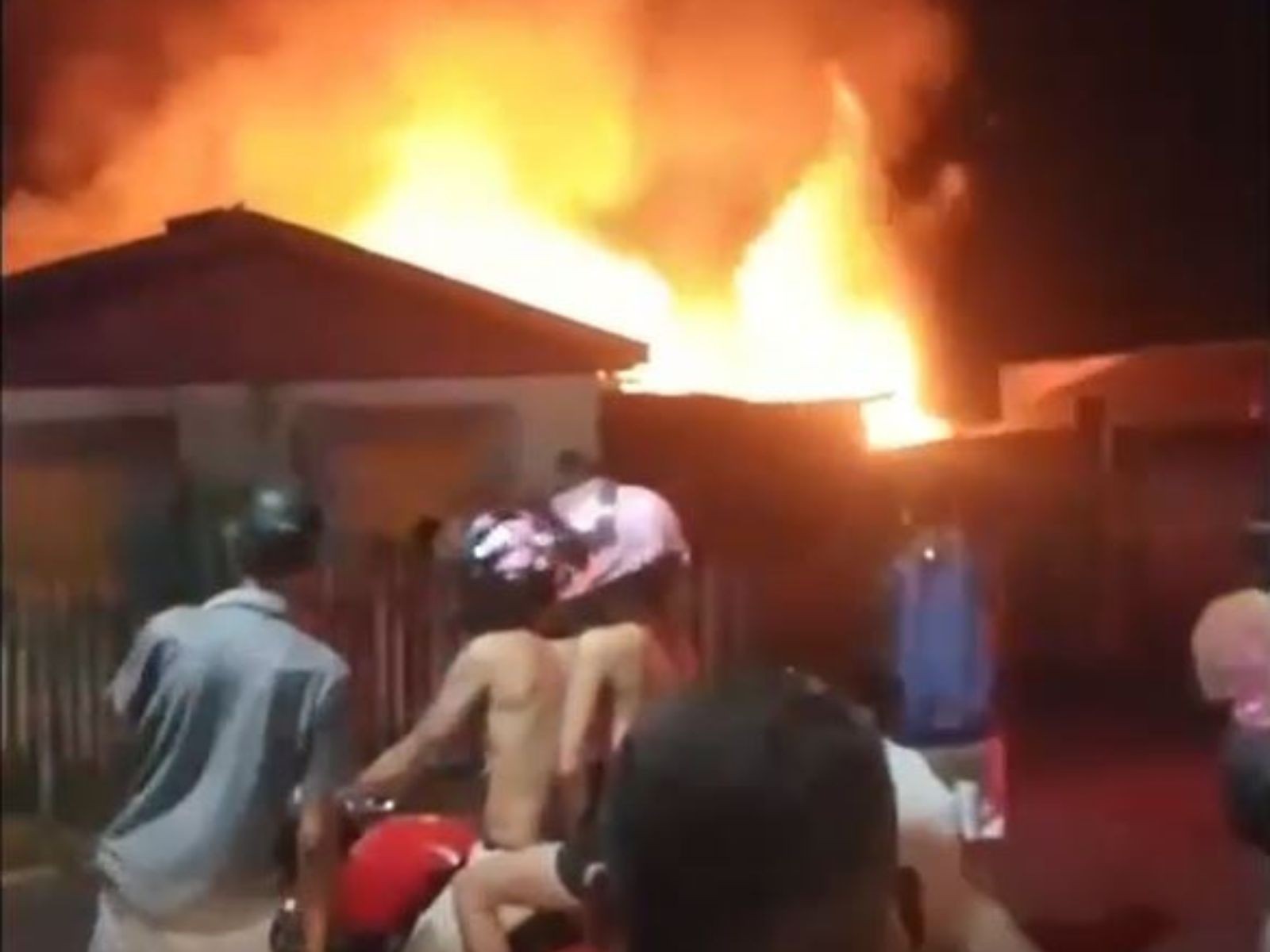 Incêndio de grandes proporções destrói casa em Rio Branco; VÍDEO