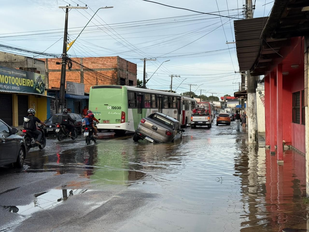 Carro cai em cratera após vazamento de água na Zona Norte de Manaus