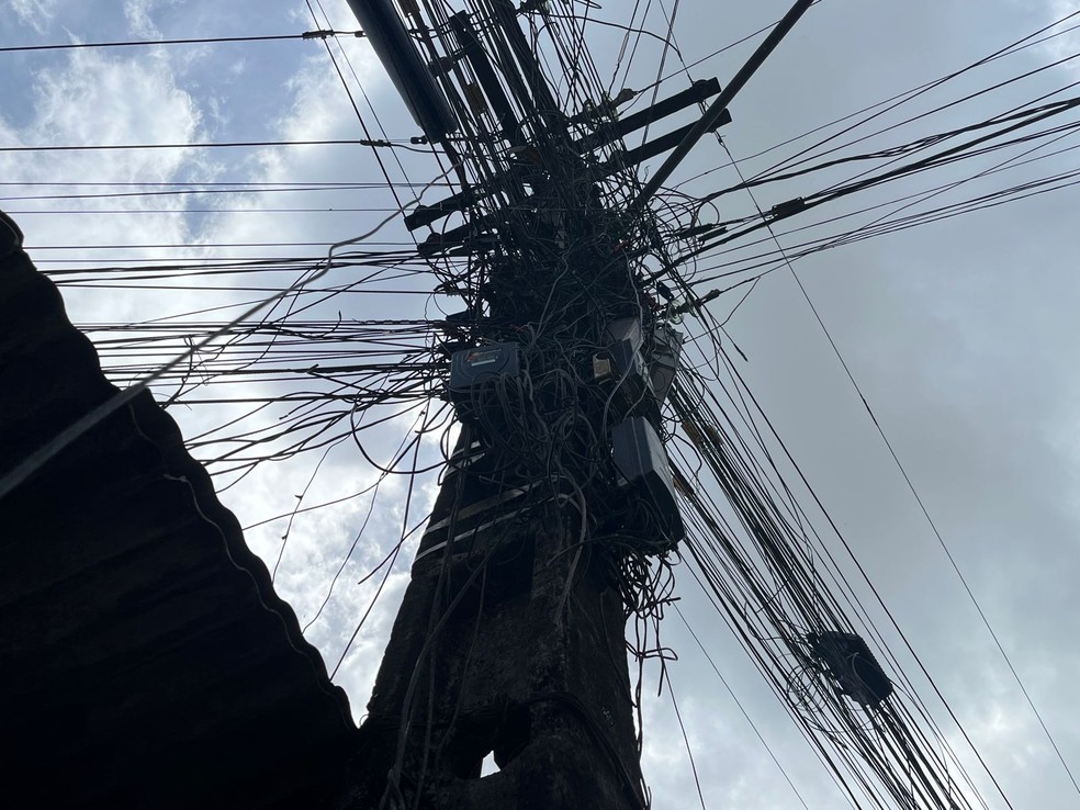 Poste de energia no Recife. — Foto: Mhatteus Sampaio/TV Globo