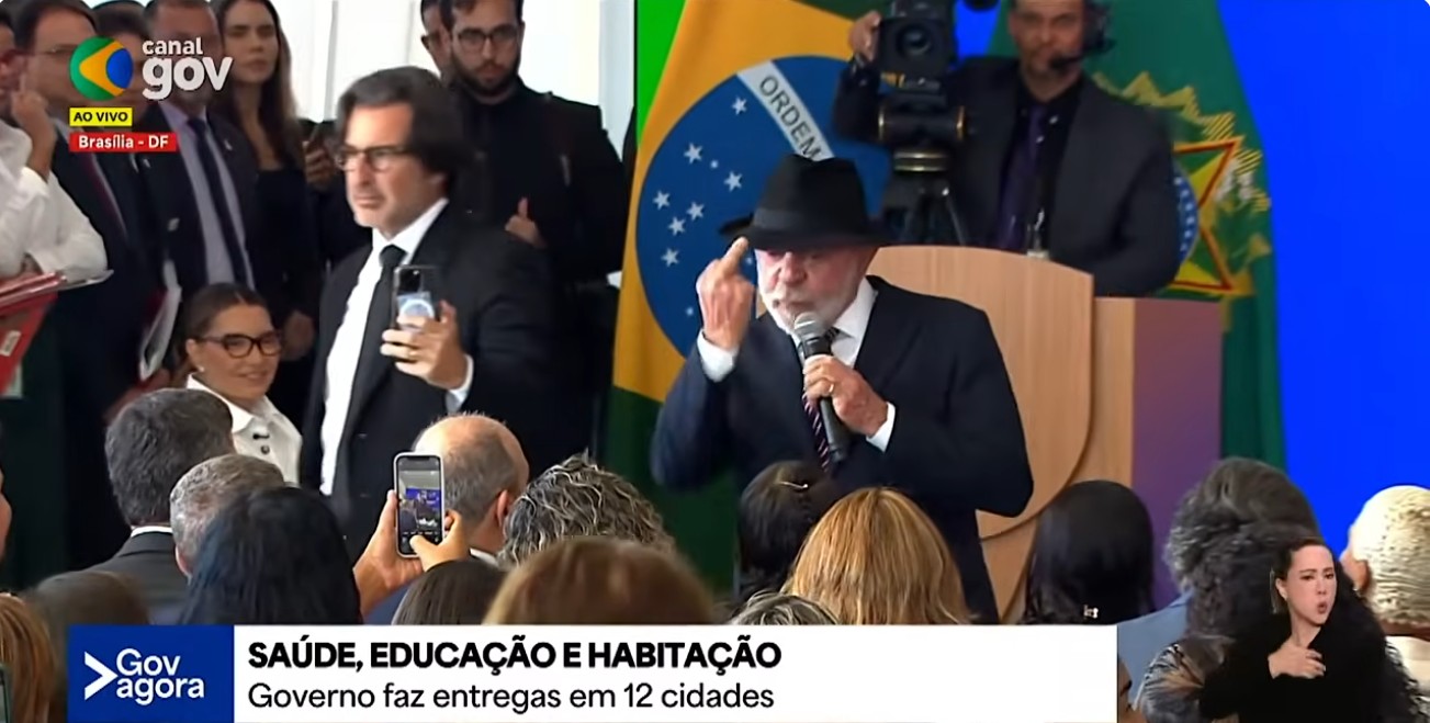 Lula faz gesto obsceno durante evento oficial do governo ao rebater que 'pobre não gosta de coisa boa'