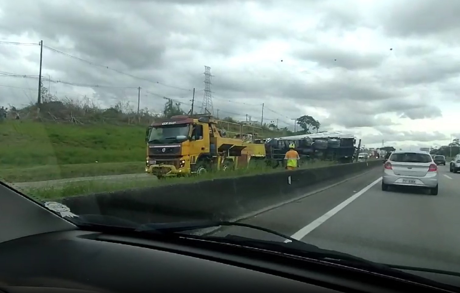 Carreta tomba e provoca congestionamento na Dutra, em Caçapava