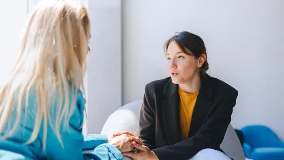 Compartilhar suas preocupações com alguém em quem você confia alivia a carga e lhe dá perspectiva — Foto: Getty Images via BBC
